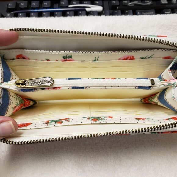 NWOT Cath Kidston Rose Continental Wallet - Picture 3 of 3